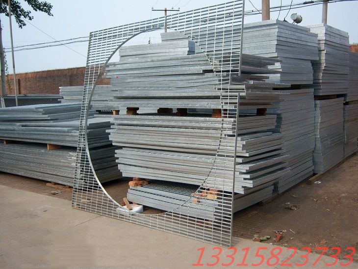 遵義異形鋼格板 特殊鋼格柵板 球節(jié)點(diǎn)立柱欄桿 鴿舍地網(wǎng) .